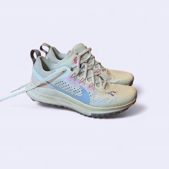 Nike Women's Cream and Blue Running Shoes - Picture 1 of 6